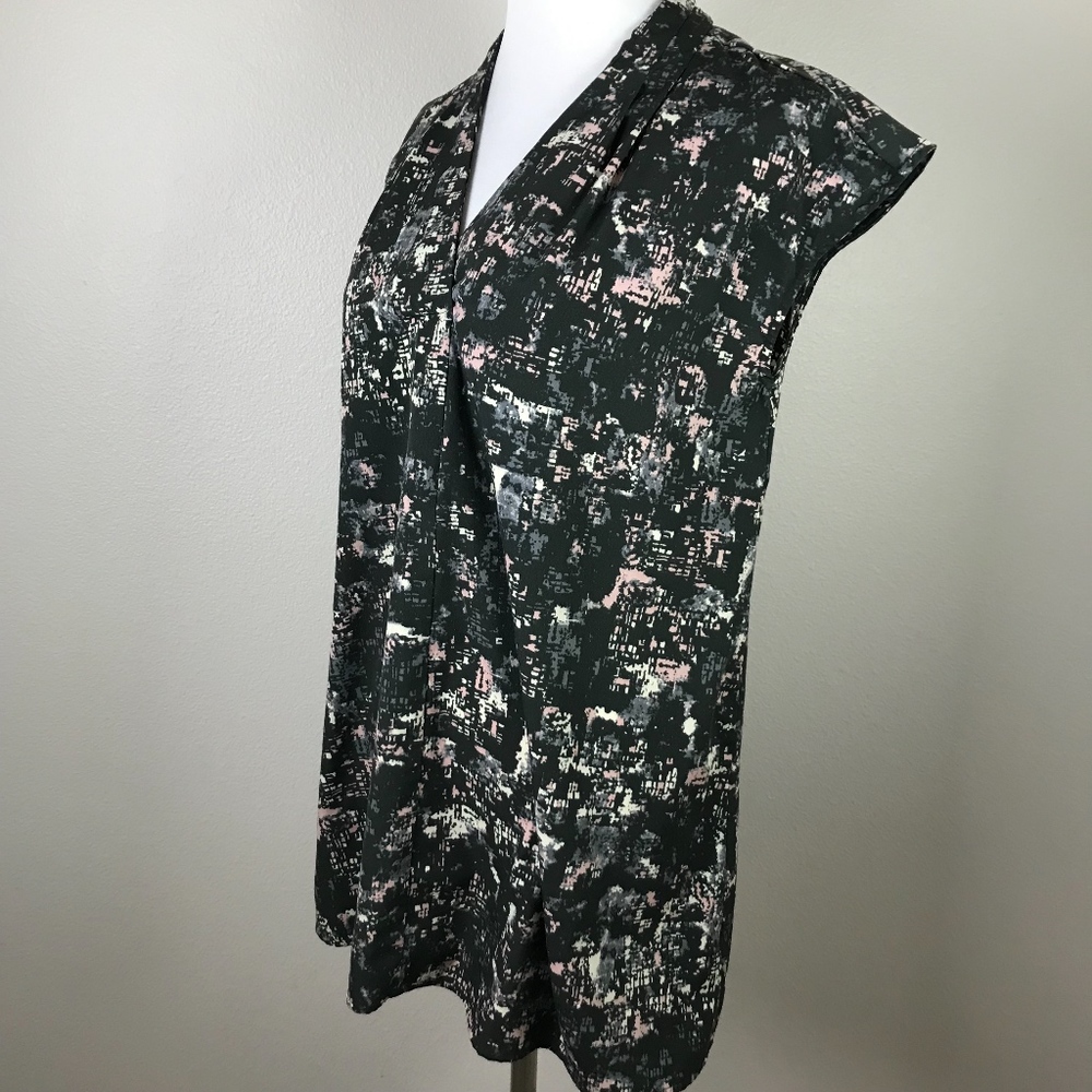 3/$20 Liz Lange Printed Maternity Tunic - Picture 2 of 4